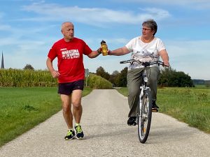 Peter und Doris Jüstel sind seit Jahren ein eingespieltes Trainingsteam. Bei Lang-Distanzens übernimmt sie gerne mit dem Fahrrad die Rolle der „Wasserträgerin“