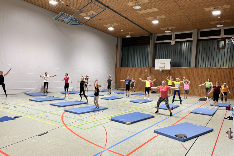 Teilnehmer der Skigymnastik bereiten sich auf die Wintersaison vor.