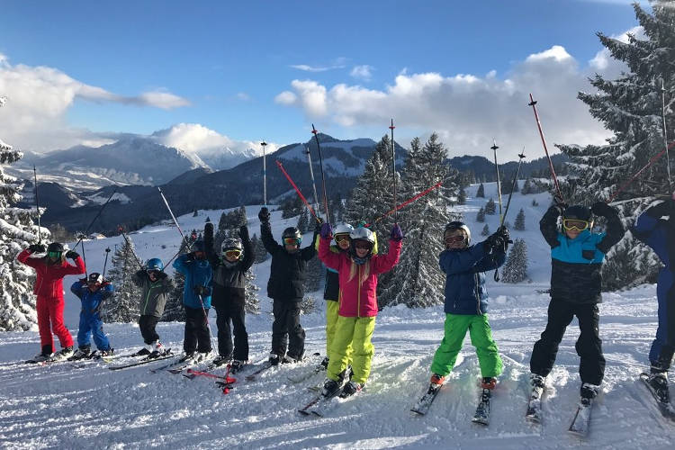 Kinder und Jugendliche beim Skikurs des SV Bruckmühl im Skigebiet.