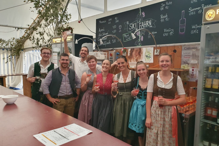 Besucher in der Weinbar der Wintersport-Abteilung auf dem Bruckmühler Volksfest.