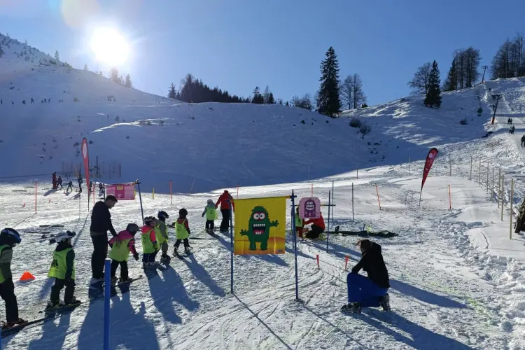 Kinder lernen spielerisch die ersten Schwünge auf Skiern beim Zwergerlkurs des SV Bruckmühl.