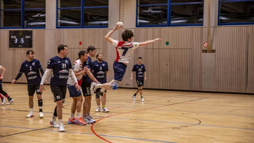 Handballspieler des SV Bruckmühl bei einer Spielsituation während Training oder Wettkampf.