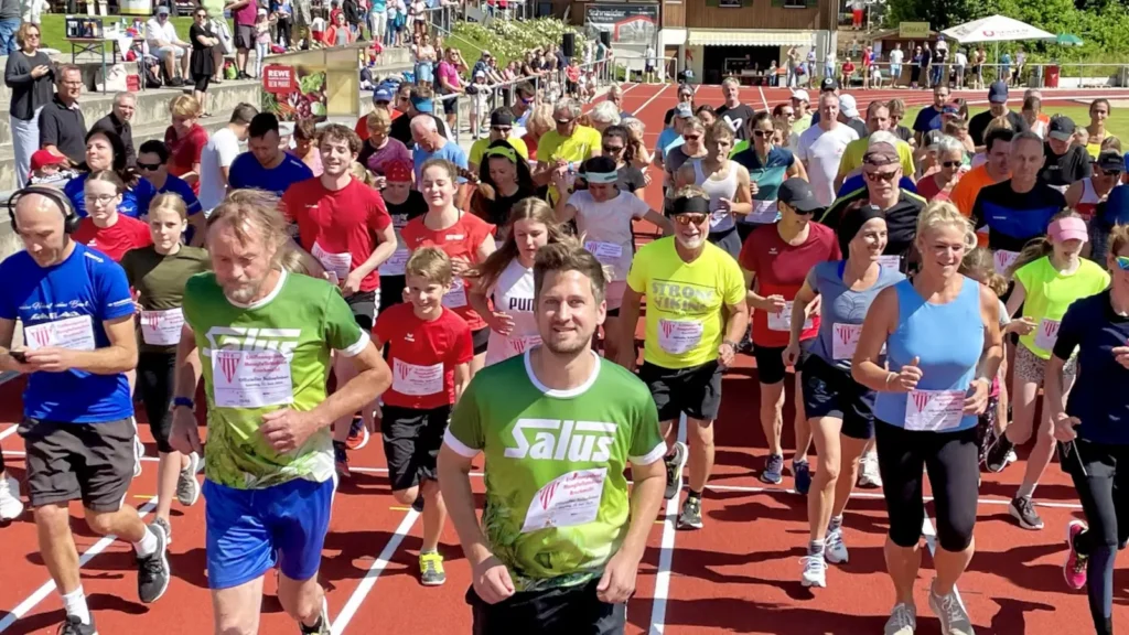 Leichtathleten des SV Bruckmühl beim Lauf-, Sprung- oder Wurftraining auf der Sportanlage.