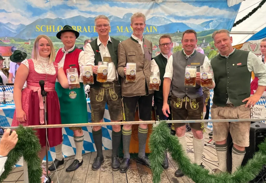 Bieranstich beim Bruckmühler Volksfest mit Bürgermeister Richard Richter, Vorstand Bernhard Gleisner, Prinz von Lobkowicz und weiteren Vertretern des SVB Bruckmühl.