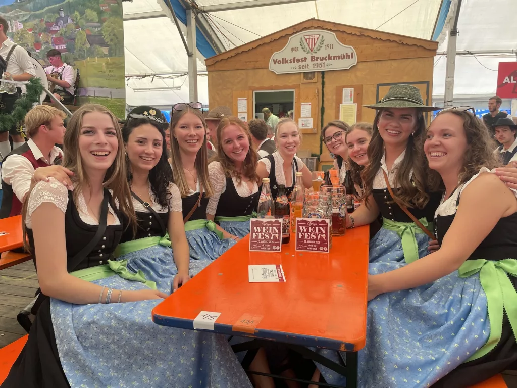 Foto vom Volksfest Bruckmühl 2026: Stimmung Höglinger Dirndl