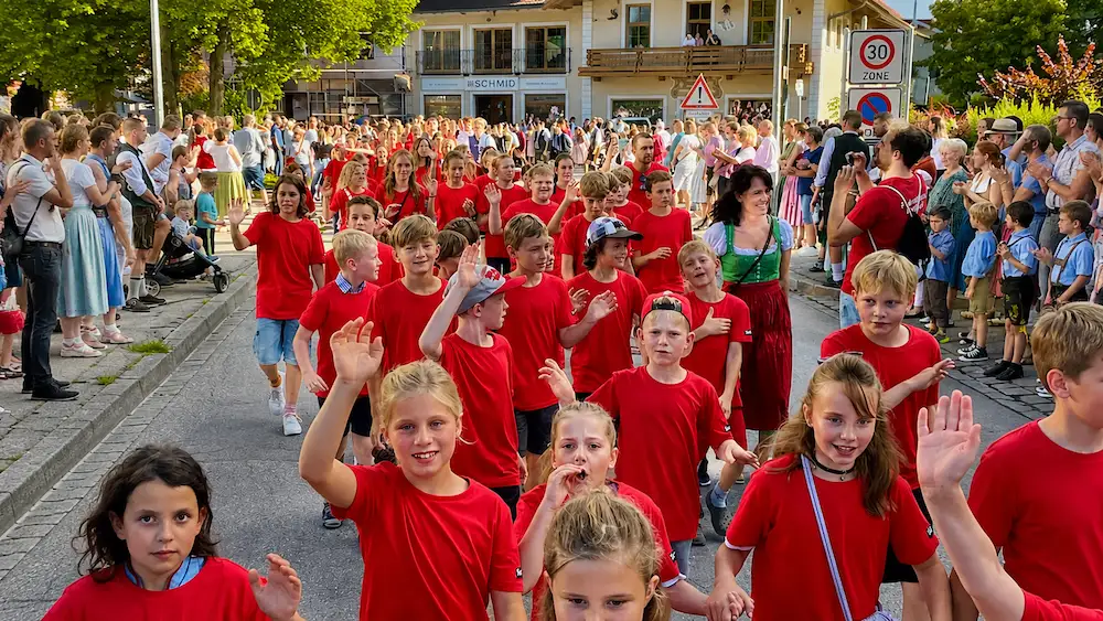 Foto der Handballer-Kids auf dem Festeinzug des Volksfest Bruckmühls