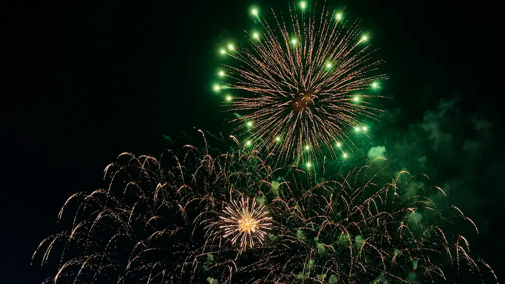 Nachtaufnahme vom Feuerwerk Volksfest Bruckmühl