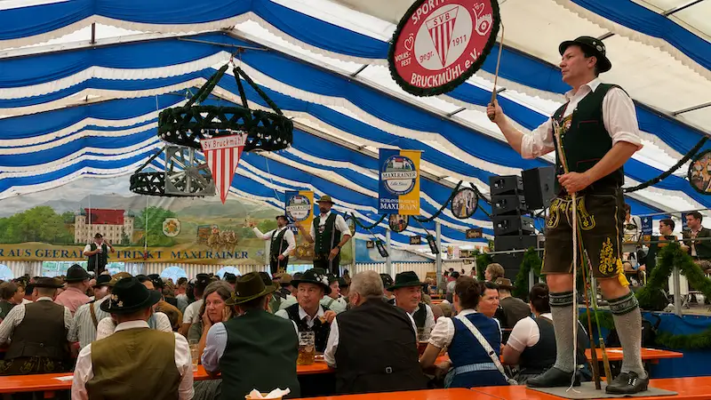 Goaßlschnalzer im Festzelt des Volksfest Bruckmühl